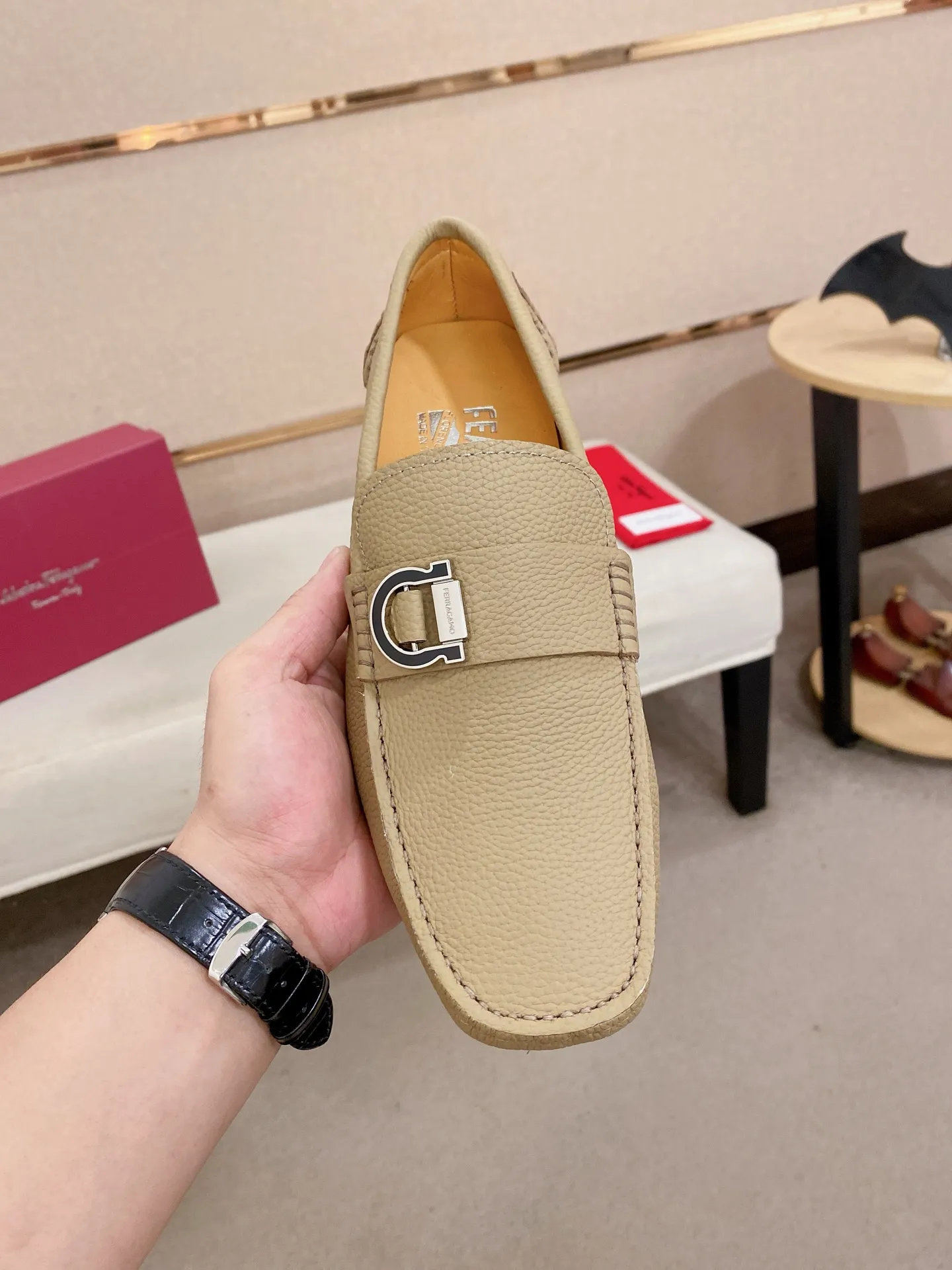 Men's shoes💰: 540💰High-end quality! Ferragamo🆕🆕Exclusive hot-selling products in stock🔥🔥New products on the shelves, high-quality Ferragamo men's pea shoes, high-end casual driving shoes, with complete packaging! 💪 💪 Material: imported first-layer pebbled cowhide 🐂 + imported high-quality water-dyed cowhide lining + wear-resistant outsole 👍🏻👍🏻 Features: high-end and comfortable, purely handmade 🚀 🚀 Create the perfect shoe that suits you best 🔥 🔥 Size: (38-44) 45 standard size can be customized!